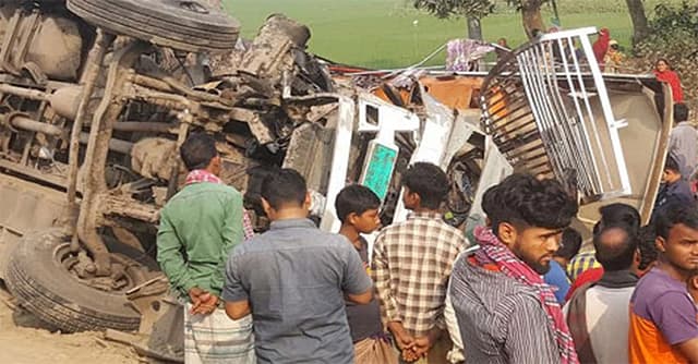 সিরাজগঞ্জে বাস-ট্রাক মুখোমুখি সংঘর্ষ, নিহত ৫