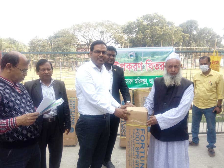 আত্রাইয়ে ফুটস্প্রেয়ার বিতরণ