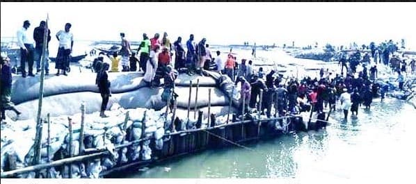 দীর্ঘ ৯ মাস পর আশাশুনির বেড়ীবাঁধ ভাঙ্গনের ক্লোজার চাপান সম্পন্ন