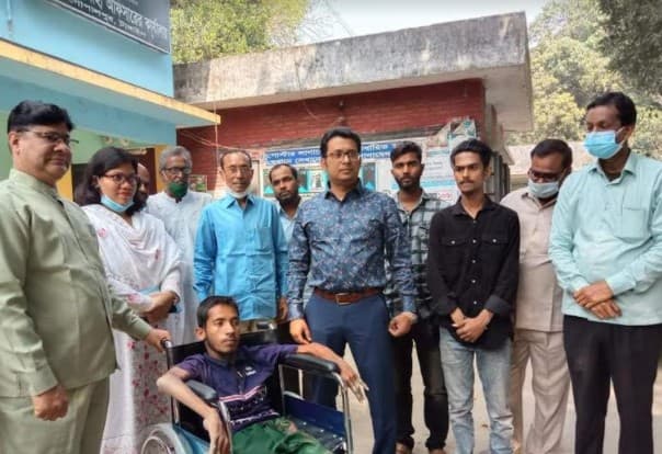 এমপি ছোট মনিরের উপহার হুইল চেয়ার পেলেন প্রতিবন্ধী আজিজ