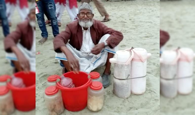 কক্সবাজার সৈকতে চা বিক্রি করে সংসার চালান ৮০ বছরের বৃদ্ধ