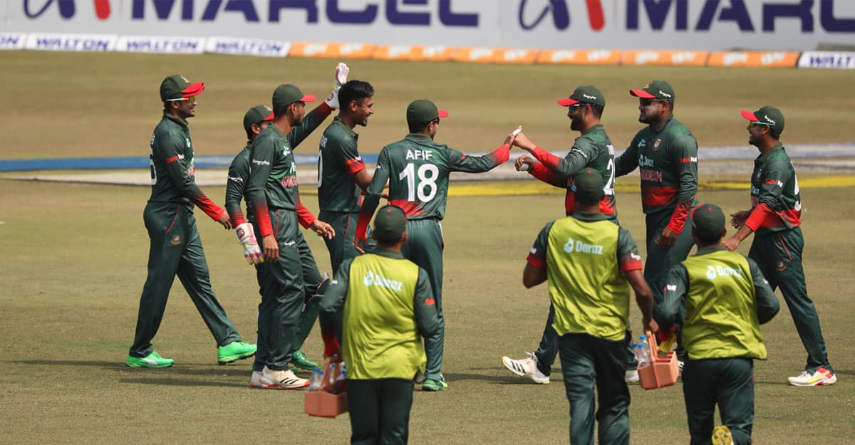 তিন উইকেট হারিয়ে চাপে আফগানিস্তান
