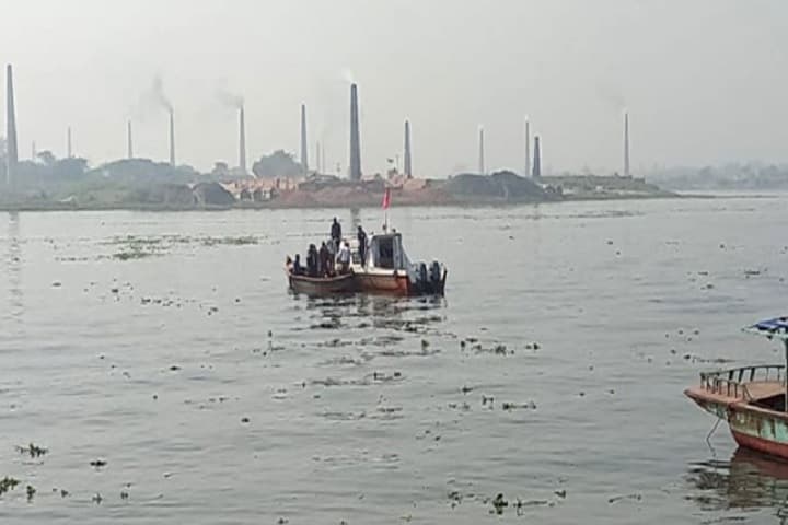 আ‌ড়িয়ালখাঁ নদী যাত্রীবাহী ট্রলার ডু‌বে তিনজন নিহত