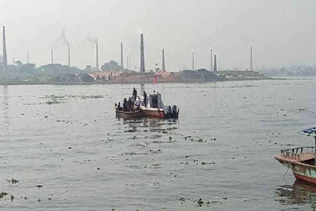 আ‌ড়িয়ালখাঁ নদী যাত্রীবাহী ট্রলার ডু‌বে তিনজন নিহত