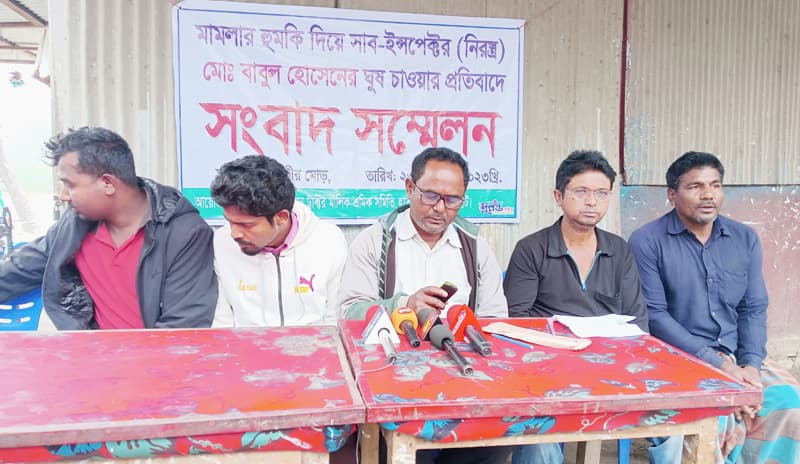 হাতীবান্ধায় এসআইয়ের বিরুদ্ধে ঘুষ দাবির অভিযোগে সংবাদ সম্মেলন