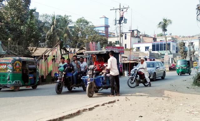 মহাসড়কে সিএনজি স্ট্যান্ড ইজারা দিলেন পৌর প্রশাসক !