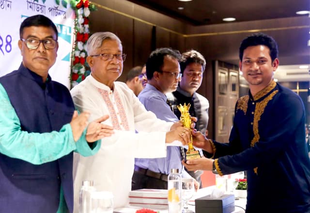 ট্রাব অ্যাওয়ার্ড পেলেন পরিচালক মমিন সরকার