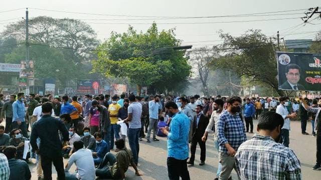 নীলক্ষেত মোড়ে অবস্থান সাত কলেজের শিক্ষার্থীরা, যান চলাচল বন্ধ