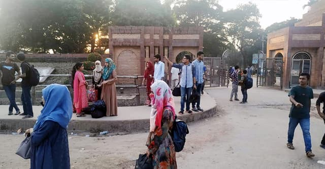 জাহাঙ্গীরনগরে হল ছাড়লেন শিক্ষার্থীরা