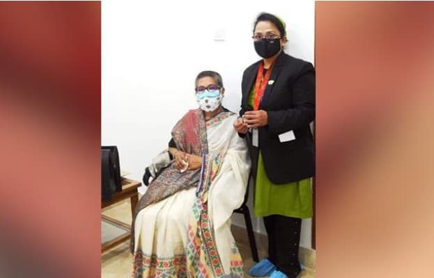 করোনা টিকা নিলেন শেখ রেহানা