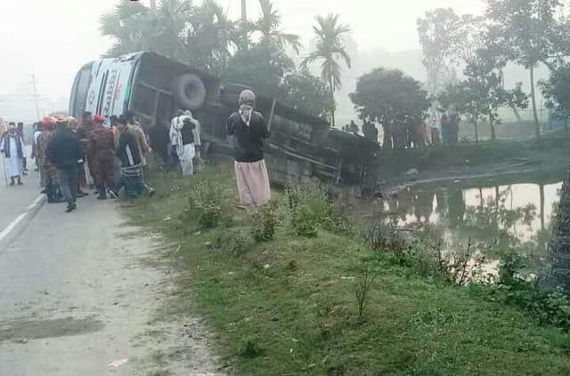 ওরসে যাবার পথে বাস উল্টে চালক নিহত,আহত ১৫