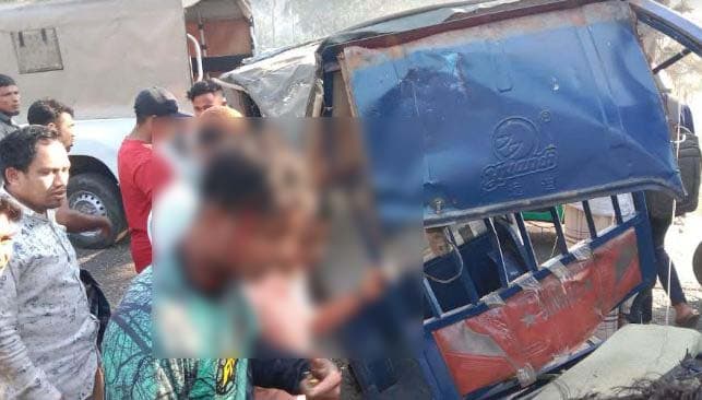 টেকনাফে মিনিবাসের ধাক্কায় টমটম গাড়ীর চার স্কুল ছাত্রসহ আহত ৫
