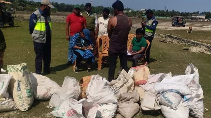 সেন্টমার্টিনগামী জাহাজ ও রিসোর্টকে জরিমানা, মালামাল জব্দ