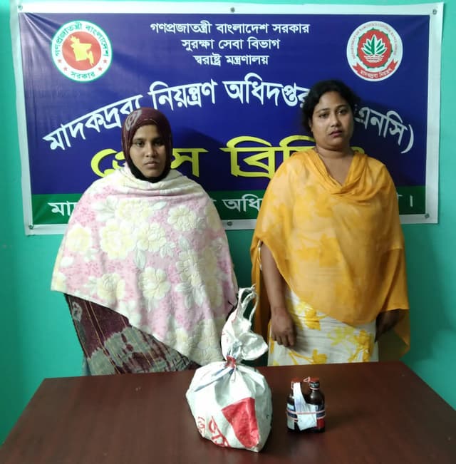 দৌলতদিয়ায় ১৭ বোতল ফেন্সিডিলসহ দুই নারী আটক