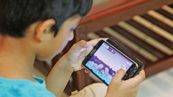 ফোনে আসক্ত শিশু-কিশোররা, বাড়ছে ঝুঁকি