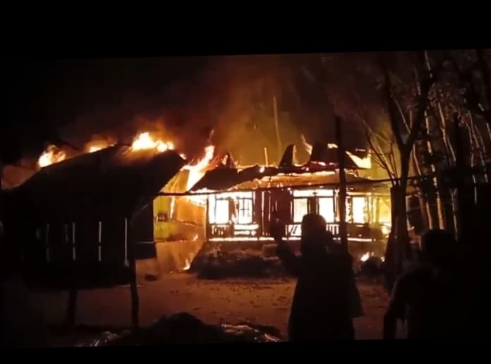 ঝালকাঠিতে আগুনে পুড়লো তিনটি বসতঘর