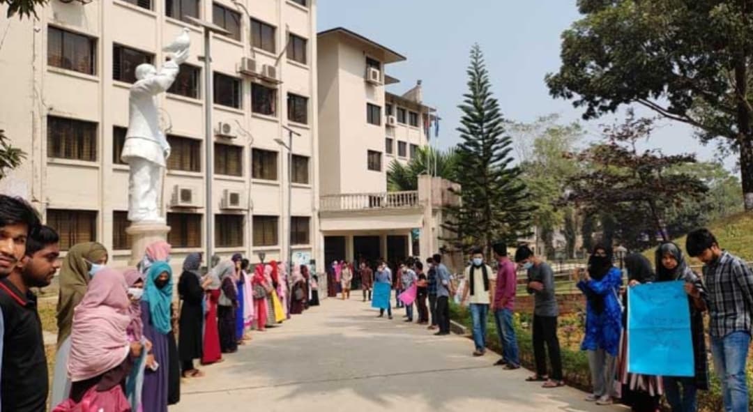 পরীক্ষা চালুর দাবিতে মানববন্ধনে কুবি শিক্ষার্থীরা