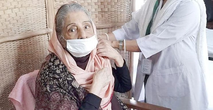 টিকা নিলেন রওশন এরশাদ