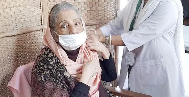 টিকা নিলেন রওশন এরশাদ