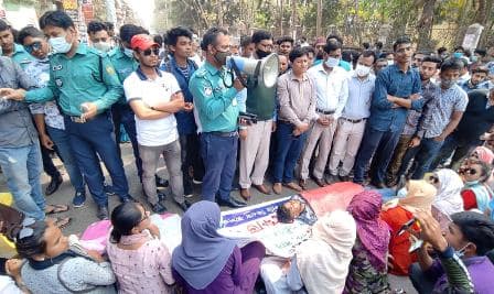 পরীক্ষার দাবীতে বরিশালে শিক্ষার্থীদের বিক্ষোভ