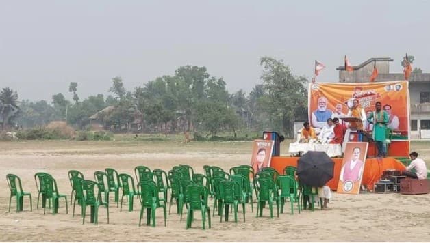দর্শক বিহীন মাঠের মঞ্চে বক্তব্য দিচ্ছেন বিজেপি নেতারা!