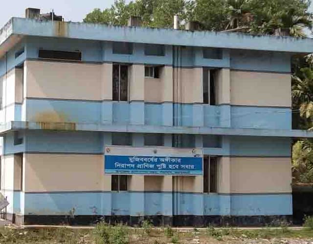 খামারীদের প্রণোদনায় ভাগ বসালেন এলএসপি কর্মকর্তারা