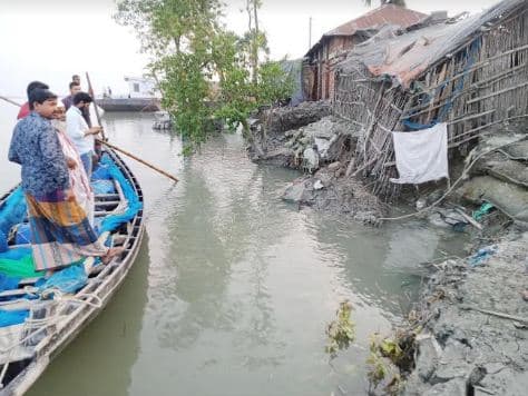 আশাশুনির প্রতাপনগর লঞ্চঘাটের বেড়িবাঁধে ভয়াবহ ফাঁটল