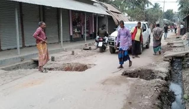 হাকিমপুর পৌরসভার সড়কের বেহাল দশা দুর্ভোগ চরমে