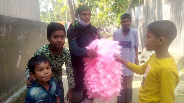 বাপু, পেটের দায়ে এই বয়সেও রোজগার করতে হয়’