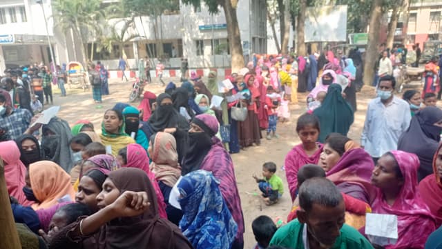 গোয়ালন্দে টিকা নিতে আসা মানুষের স্বতস্ফূর্ত আগমন