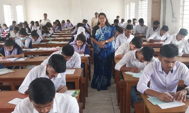 ডাসারে এসএসসি পরীক্ষার্থীদের মডেল টেস্ট পরীক্ষা অনুষ্ঠিত