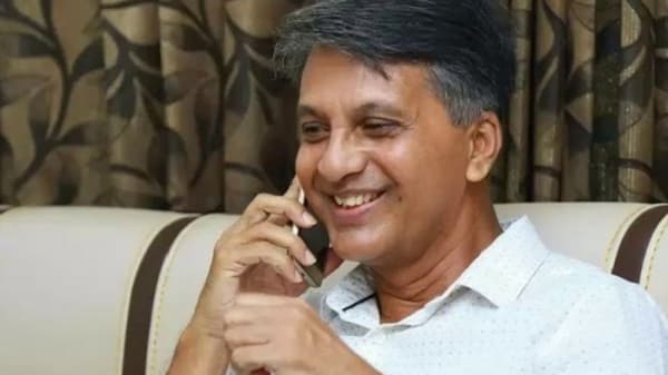 হাজার হাজার টাকা ঢুকছে এমপির মোবাইলে