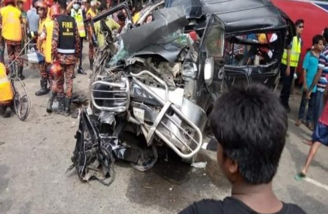 বাস-মাইক্রোবাস সংঘর্ষে নিহত ২, আহত ৯