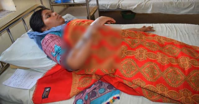 গৃহবধূকে মারধরের পর হাত ঝলসে দিয়েছে প্রতিপক্ষ