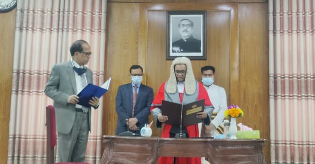 শপথ নিলেন নতুন সিইসি ও কমিশনাররা