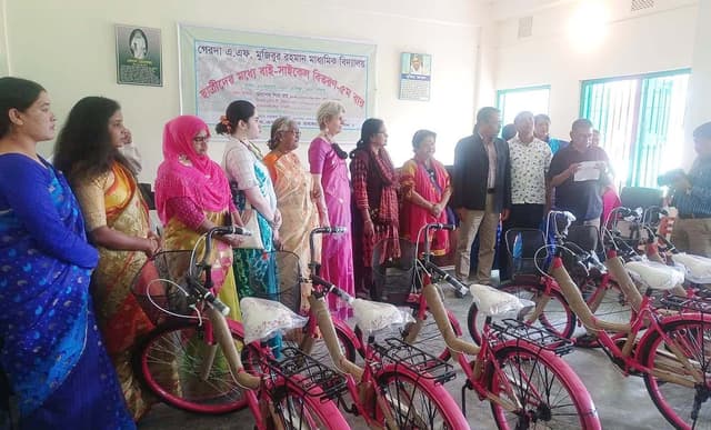 ফরিদপুরে স্কুল ছাত্রীদের মাঝে বাইসাইকেল বিতরন