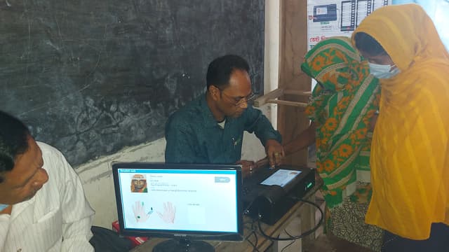ইভিএময়ে জামালপুরে তিন পৌরসভায় ভোটগ্রহণ চলছে