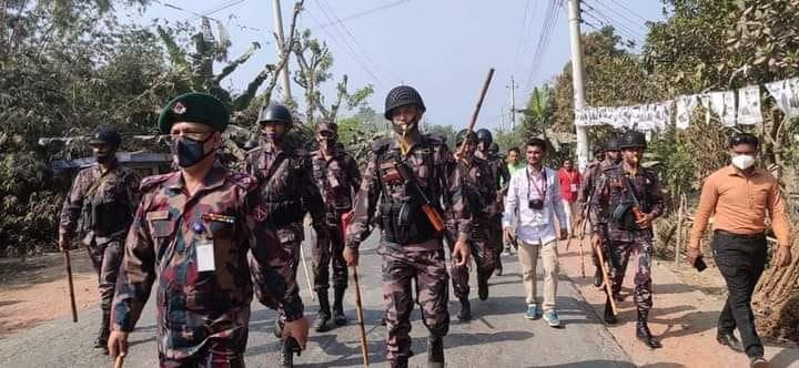 মহেশপুর বিজিবি কর্মকর্তার অসৌজন্যমুলক আচরণে সাংবাদিকদের ক্ষোভ