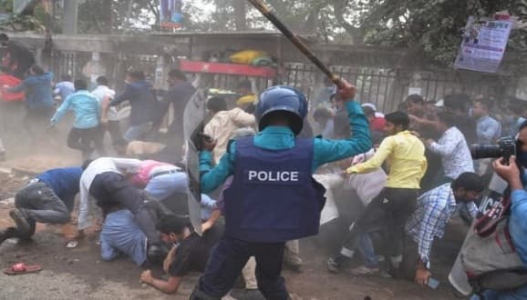 প্রেসক্লাবের সামনে ছাত্রদল-পুলিশ সংঘর্ষ