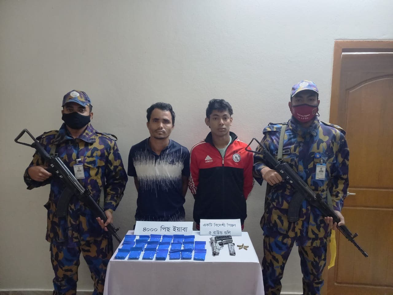 টেকনাফে রোহিঙ্গা ক্যাম্পে বিদেশি অস্ত্র-গুলি ও ইয়াবাসহ আটক ২