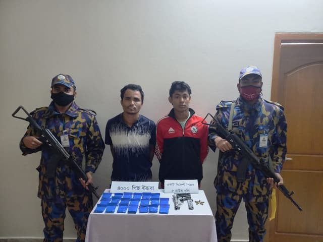 টেকনাফে রোহিঙ্গা ক্যাম্পে বিদেশি অস্ত্র-গুলি ও ইয়াবাসহ আটক ২