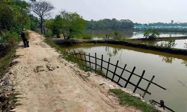 ডুমুরিয়ায় সামান্য বৃষ্টির পানিতে বাড়ে জনদুর্ভোগ