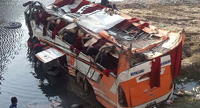 মালিতে সেতু থেকে বাস পড়ে নিহত ৩১