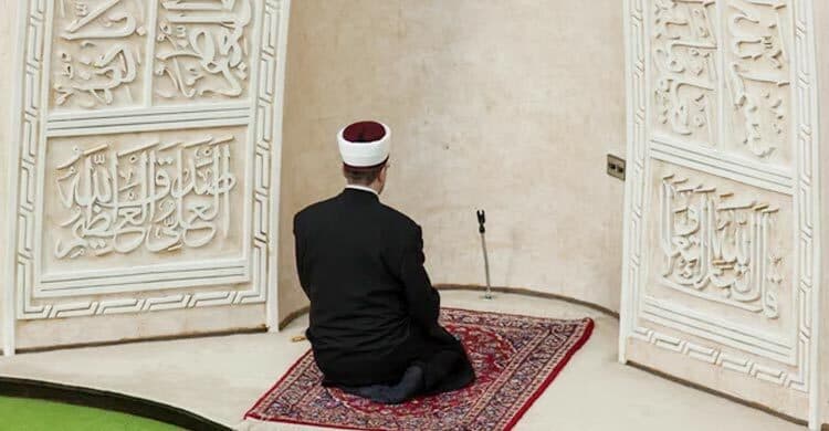 ইমামের জন্য ইমামতির নিয়ত করা কি জরুরি?