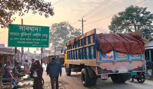 ভূরুঙ্গামারীতে ঝুঁকিপূর্ণ সেতু দিয়ে চলছে ভারি যানবাহন, দুর্ঘটনার আশংকা