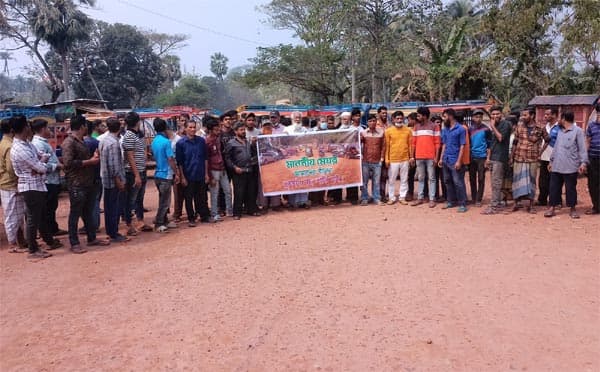 বরিশালে সড়ক সংস্কারের দাবিতে বিক্ষোভ