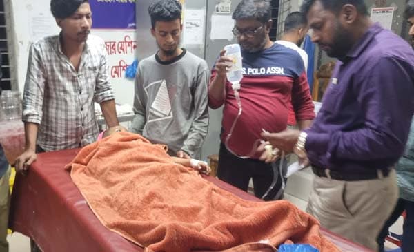 শিশুর খৎনার সময় লিঙ্গ কেটে মাটিতে ফেললেন হাজাম!