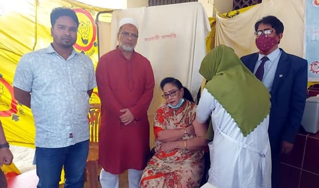 কোভিড-১৯ টিকা নিলেন এমপি হোসনে আরা