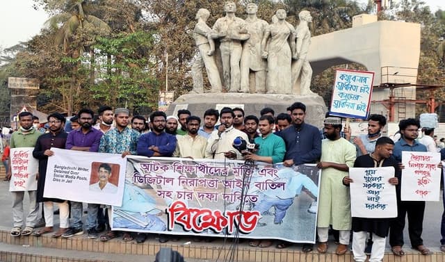 ঢাবি ক্যাম্পাসে পুলিশের গাড়ি দেখলে আগুনে পুড়িয়ে দিন; নুর