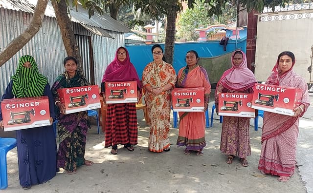 ইসলামপুরে হতদরিদ্রদের সেলাই মেশিন দিলেন মহিলা এমপি